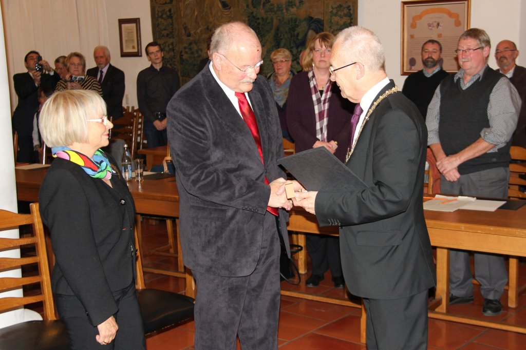  Oberbürgermeister Dr. Ivo Holzinger (re.) überreicht Herbert Müller Langjähriger Stadtrat und ehemaliger Landtagsabgeordneter ausgezeichnet den Ehrenring der Stadt. Links Müllers Ehefrau Renate Müller. (Foto: Langer/Pressestelle Stadt Memmingen)