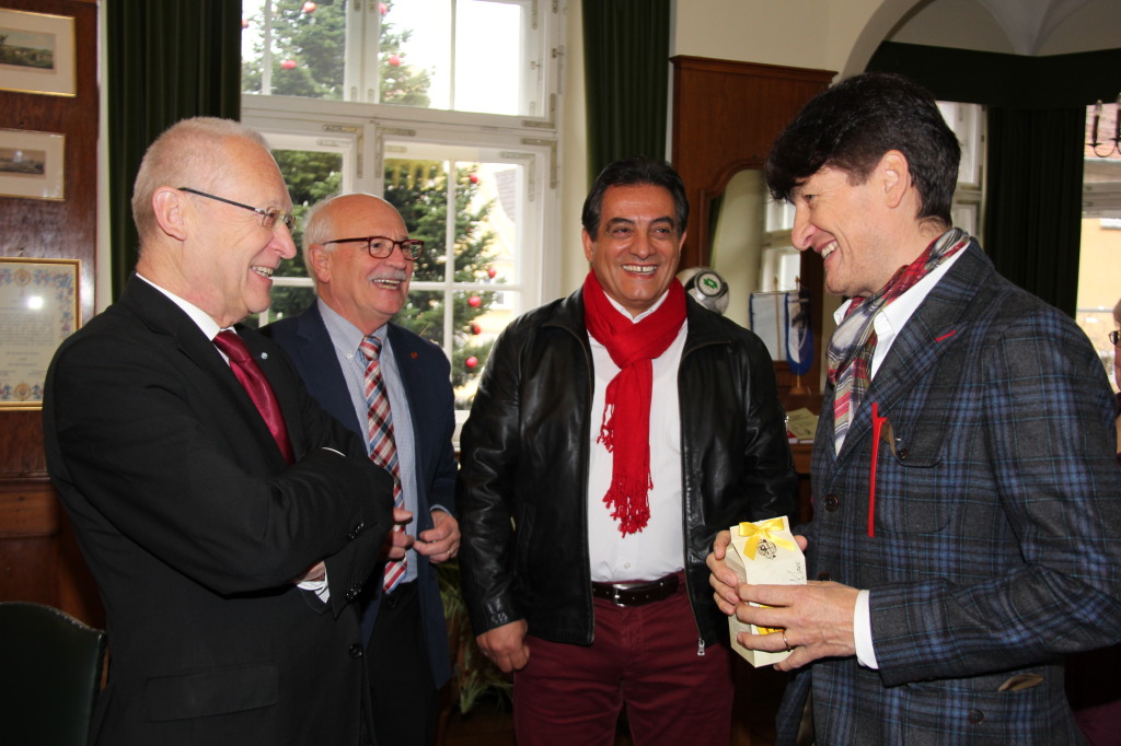 Oberbürgermeister Dr. Ivo Holzinger, Bürgermeister Werner Häring, Fanclubleiter Francesco Abate und Schlagersänger Andreas Fulterer beim Empfang im Rathaus. (Foto: Mayer/Pressestelle Stadt Memmingen)