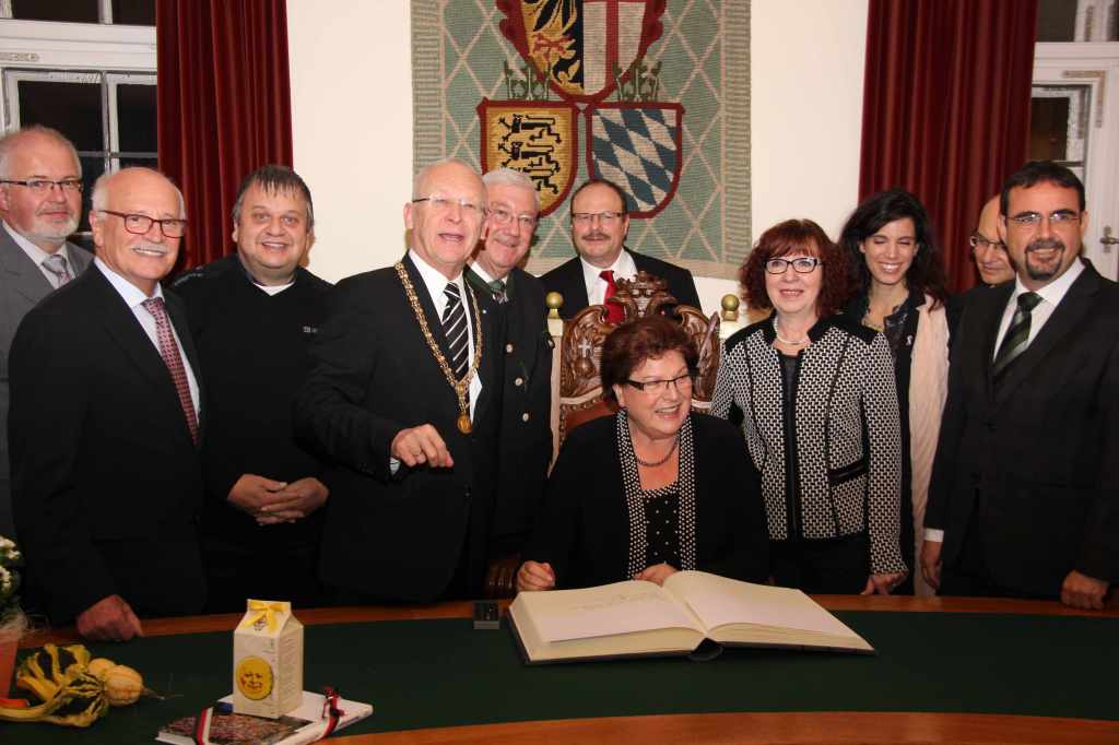 Die Präsidentin des Bayerischen Landtages, Barbara Stamm (sitzend), trägt sich in das Goldene Buch der Stadt Memmingen ein. Mit auf dem Bild von links: der Präses der KAB, Diakon Anton Schedel, Bürgermeister Werner Häring, Winfried Röhricht, Vorsitzender der KAB-Kreisverbandsleitung, Oberbürgermeister Dr. Ivo Holzinger, Ehrenbürger Staatsminister a. D. Josef Miller, Ludwin Debong (DGB), Bürgermeisterin Margareta Böckh, Efrat Pan und Michael Trieb (DIG Memmingen) sowie Stadtrat und Landtagsabgeordneter Klaus Holetschek.