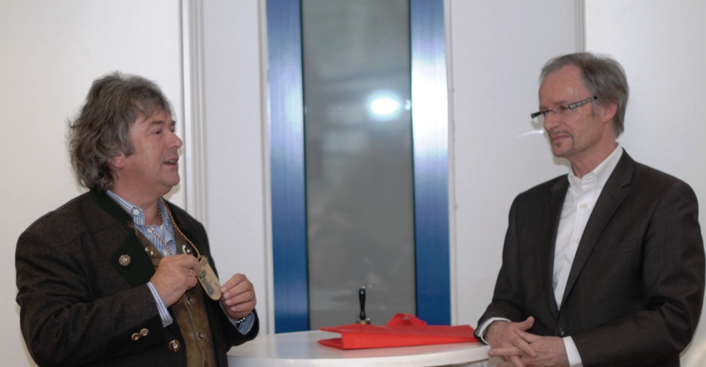 PS: Auf dem 2. Foto: links Lehrer Christian Pusl, rechts Schulleiter Prof. Dr. Peter Chott