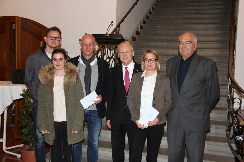 Bei der Preisübergabe in der Rathaushalle (v.l.): Johannes Bajer, Inés Feitl und Sebastian Dellinger vom Architekturbüro Bembé Dellinger (1. Preis), Oberbürgermeister Dr. Ivo Holzinger, Gabriele Bruckmayer vom Büro "H2M" in Kulmbach (2. Preis) sowie Professor Michael Gaenßler, Vorsitzender des Preisgerichts.