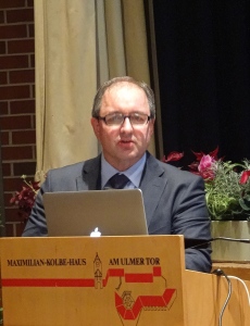 Doktor Streber sieht die frühzeitige Sensibilisierung der jungen Generation für soziale Mitverantwortung, Wertschätzung des Alters und soziale Anerkennung und gesellschaftliche Aufwertung der Altenhilfeberufe als wichtige gesamtgesellschaftliche Aufgaben