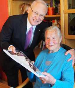 Die Glückwünsche der Stadt Memmingen überbringt Oberbürgermeister Dr. Ivo Holzinger Johanna Hüber zu ihrem 102. Geburtstag. Mit dem Kalender „Memmingen in alten Bildern“ schauen beide in Memmingens Vergangenheit zurück. Foto: Stadt Memmingen