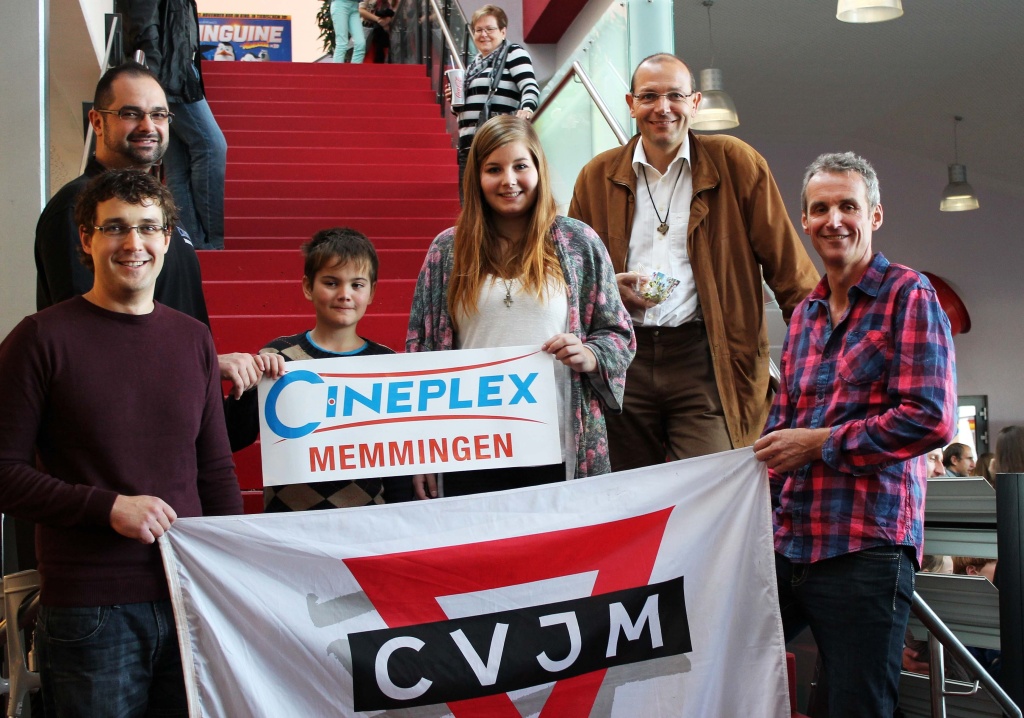 Bildunterschrift vlnr: Benni Spitzer, Natalie Ruscher, Pfarrer Stefan Scheuerl und Berndt Pfindel