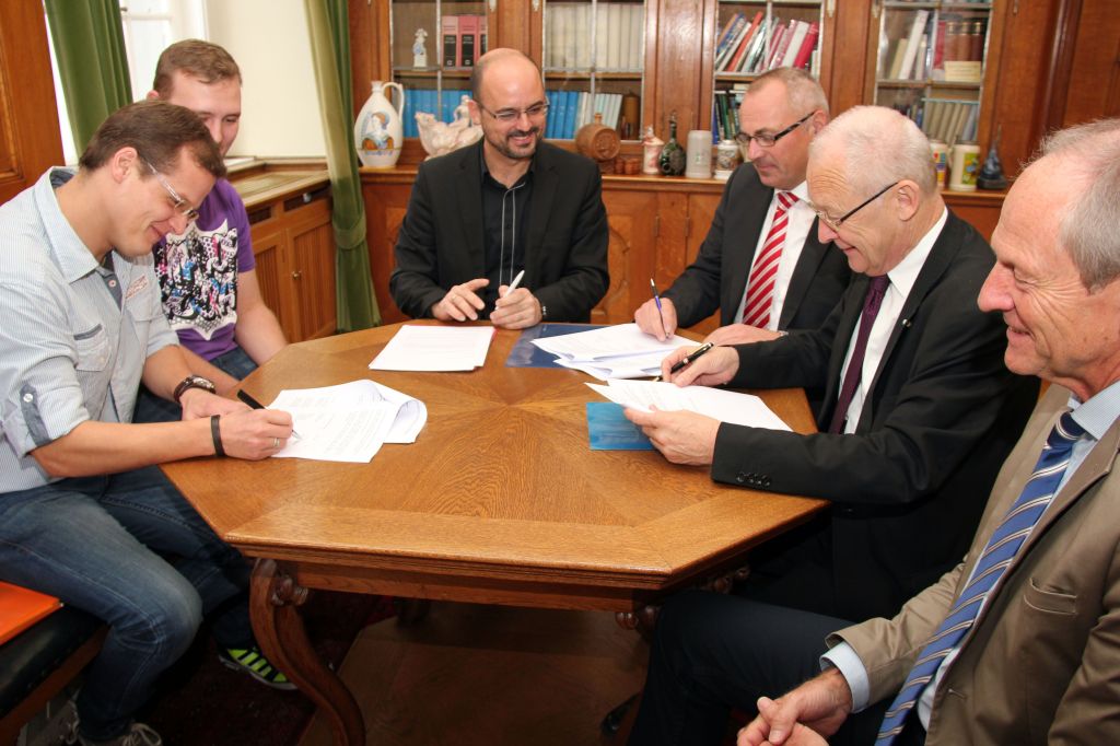 Vertragsunterzeichnung im Memminger Rathaus zur Vorlage von erweiterten Führungszeugnissen bei Ehrenamtlichen (von links): Jürgen Hellemann und Michael Trella vom Stadtjugendring, Jugendamtsleiter Jörg Haldenmayr, TVM-Vorsitzender Manfred Schilder, Oberbürgermeister Dr. Ivo Holzinger und Sozialreferatsleiter Manfred Mäuerle.Foto: Häfele/Pressestelle Stadt Memmingen  