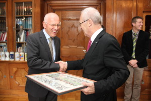 Nur ungern lässt Memmingens Oberbürgermeister Dr. Ivo Holzinger (Mitte) seine „hochverdienten Mitarbeiter“, wie es der Rathauschef selbst betont, in den Ruhestand gehen: Tiefbauamtsleiter Ingo Mnich (links)…