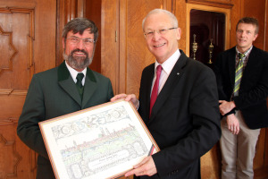 …und den ehemaligen Forstamtsleiter Georg Jutz. Im Hintergrund ist sein Nachfolger Stefan Honold zu sehen. Fotos (2): Häfele/Pressestelle Stadt Memmingen