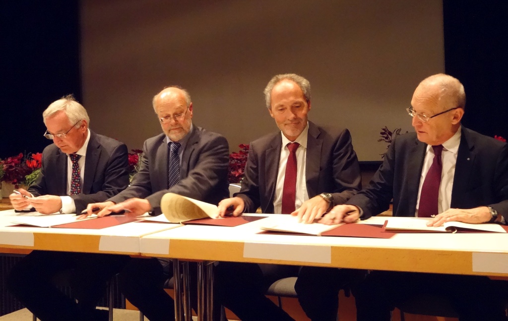 Bezirkstagspräsident Jürgen Reichert, Beppo Haller, Vorstand des GPV Memmingenund Unterallgäu, Landrat Hans-Joachim Weirather und Oberbürgermsitr Dr Ivo Holziner unterzeichnen die Kooperationsvereinbarung für das Netzwerk Altenhilfe und seelische Gesundheit Memmingen Unterallgäu. Fotos: Sonnleitner