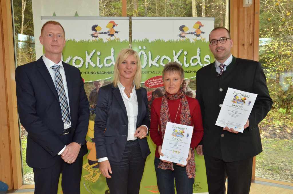 Bei der Preisverleihung in der Umweltstation in Königsdorf (v.l.): Der Fachberater für die Kindertagesstätten der Stadt Memmingen, Thomas Geyer, Staatsministerin Ulrike Scharf, die Leiterin des Heilpädagogischen Kindergartens Hand in Hand der Lebenshilfe e.V., Irmgard Magg, und Bernhard Hölzle vom Amt für Kindertageseinrichtungen der Stadt Memmingen. Foto: Pressestelle Staatministerium Umwelt und Verbraucherschutz