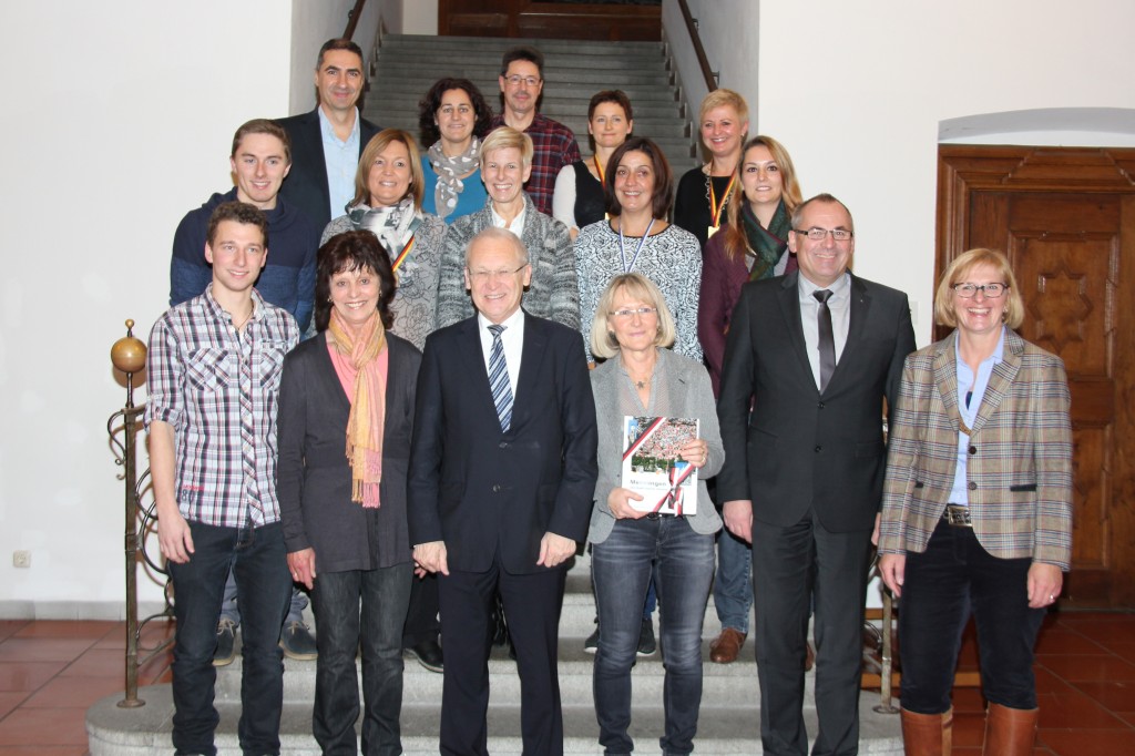 Kehrten mit einem Bundespokaltitel und einem Meistertitel von den Deutschen Turngruppenmeisterschaften zurück: Die erfolgreichen Turnerinnen und Turner des TV Memmingen beim Empfang im Rathaus. Vorne v.re. Petra Gutermann und Stadtrat Manfred Schilder vom Vorstand, Abteilungsleiterin Monika Eckart, Oberbürgermeister Dr. Ivo Holzinger und Trainerin Marie-Luise Ermantraut. (Foto: Mayer/Pressestelle Stadt Memmingen).
