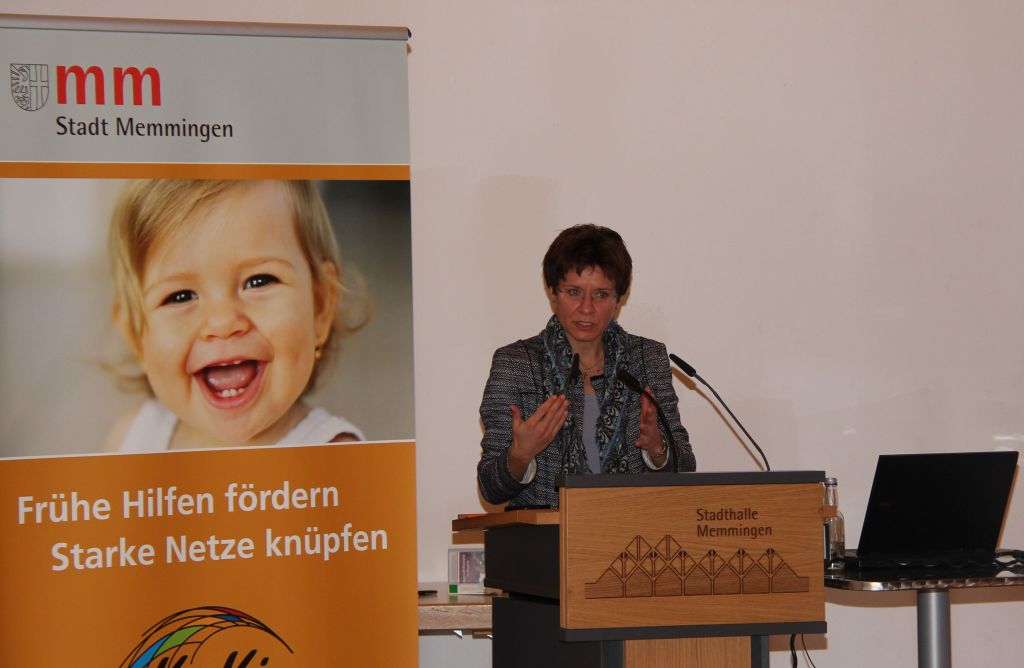 Referentin Isabella Gold, Leiterin des Referats „Jugendpolitik - Jugendhilfe“ im Bayerischen Staatsministerium für Arbeit und Soziales, Familie und Integration informierte zum Thema Datenschutz und Datenweitergabe.(Strobel/Pressestelle)