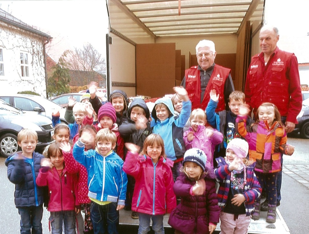 Buben und Mädchen des Kindergartens Amendingen sammeln für Humedica-Aktion