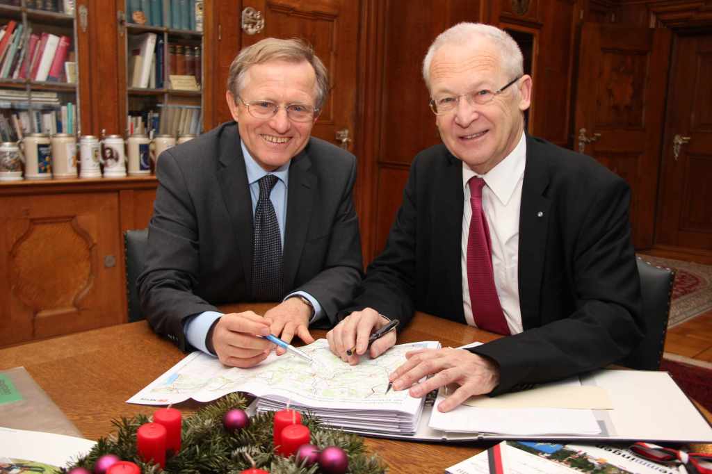 Bei seinem Abschiedsbesuch erläutert der langjährige Behördenleiter des Staatlichen Bauamtes Kempten, Bruno Fischle (links), Oberbürgermeister Dr. Ivo Holzinger die Pläne zur Umstufung der Bundesstraße 300. Foto: Birk/Pressestelle Stadt Memmingen