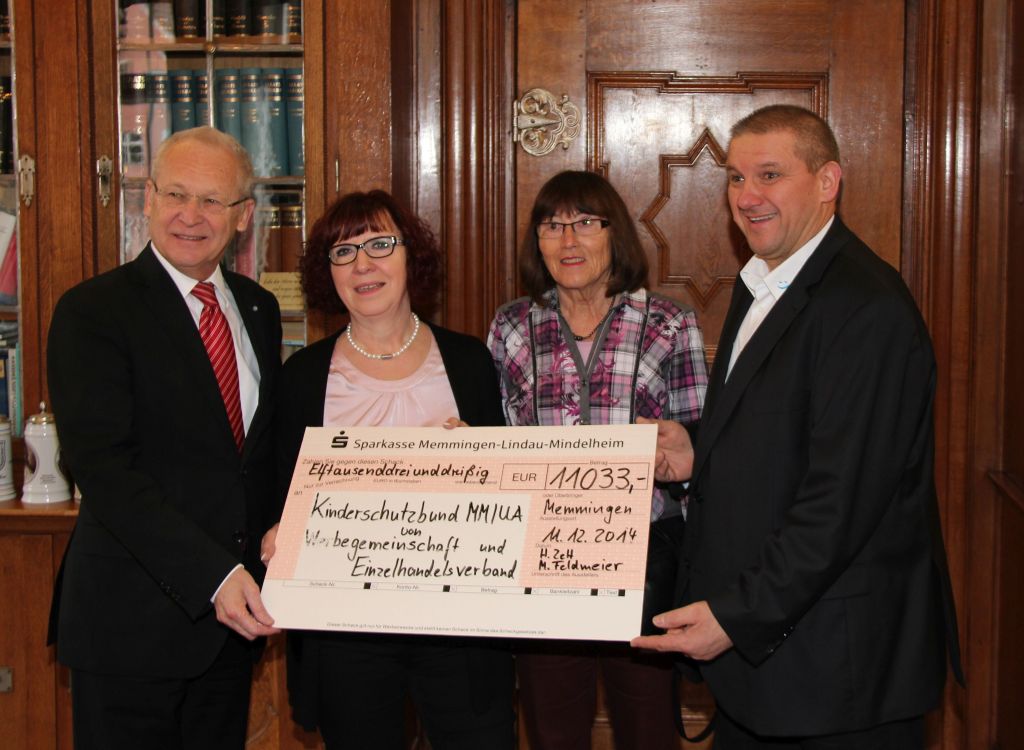 Freuten sich über die stolze Summe für den Kinderschutzbund (von links): Oberbürgermeister Dr. Ivo Holzinger, Bürgermeisterin Margareta Böckh, Vorsitzende des Kinderschutzbundes Memmingen, Irmgard Schmid, stellvertretende Vorsitzende des Kinderschutzbundes Memmingen und Stadtrat Hermann Zelt, Vorsitzender der Werbegemeinschaft Junge Altstadt Memmingen (Foto: Strobel/Pressestelle Stadt Memmingen)