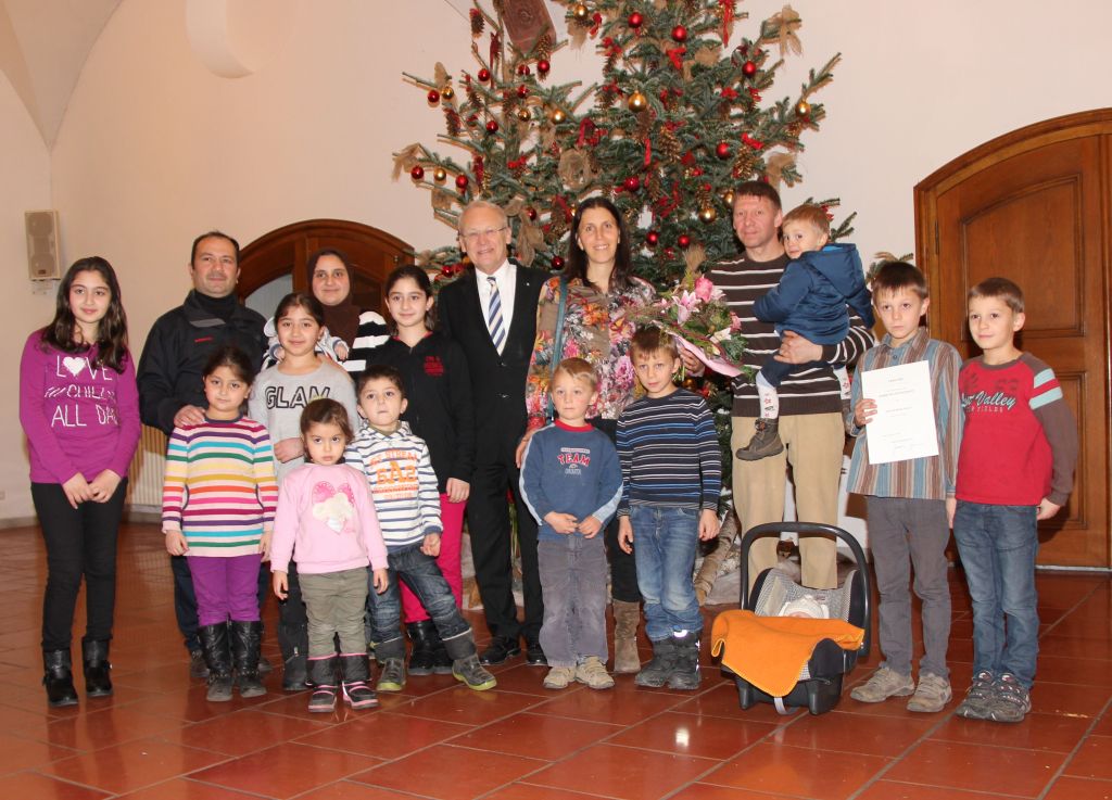 Freuten sich sehr über den besonderen Anlass - die Familien Issa (links) und Graser (rechts) mit Oberbürgermeister Dr. Ivo Holzinger (Mitte) (Foto: Strobel/Pressestelle Stadt Memmingen)