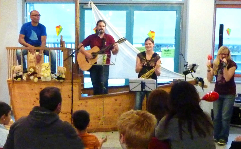 Die vier Musiker der „Tour des Lächelns“ spielten für die Patienten der Memminger Kinderklinik (von links): Serhat Tolay, Ralf Müller, Franziska Nadler und Corinna Armbruster. Foto: privat
