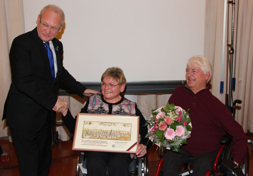 Oberbürgermeister Dr. Ivo Holzinger dankt Adelheid Dintel (Mitte) für ihr langjähriges Engagement, Gerhard Dintel (rechts) freut sich mit seiner Frau. (Foto: Strobel/ Pressestelle Stadt Memmingen)  