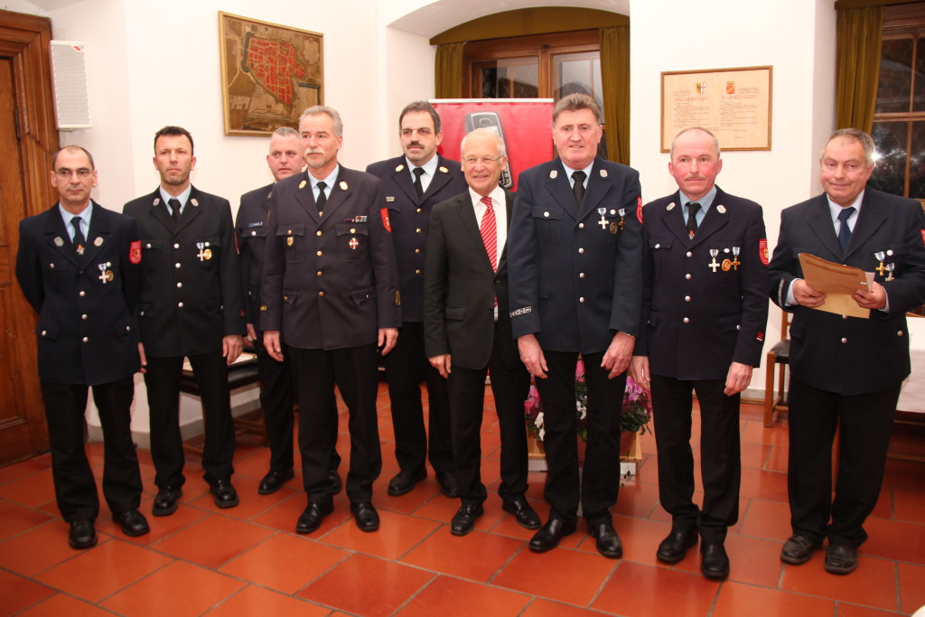 Kurt Kraxenberger, FF Volkratshofen-Ferthofen, Bernd Kreck und Georg Dauner von der FF Amendingen, Stadtbrandrat Hans Hirschmeier, Stadtbrandinspektor und stellvertretender Vorstand Wolfgang Bauer, Oberbürgermeister Dr. Ivo Holzinger, Friedrich Honold, FF Buxach, Johannes Haug, FF Dickenreishausen und Kurt Brommler von der FF Buxach bei der Ehrung im Rathaus (v.l.) Foto: Birk/Pressestelle der Stadt Memmingen