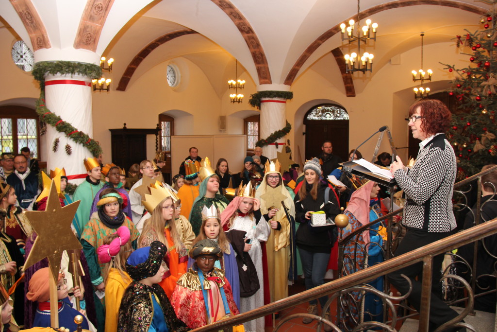 Bürgermeisterin Margareta Böckh bedankt sich herzlich für das Engagement der Sternsinger. Foto: Birk/Pressestelle Stadt Memmingen)