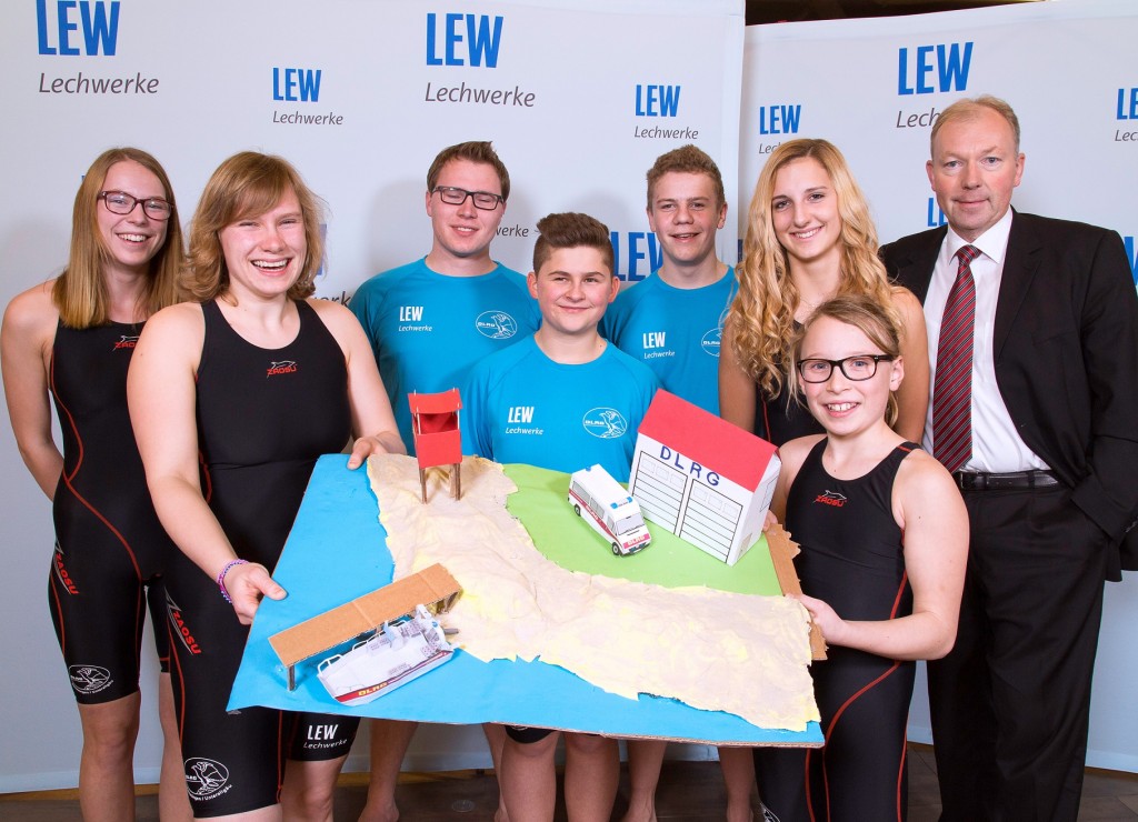 LEW-Vorstandsmitglied Norbert Schürmann (rechts) überreichte am Freitagabend in der SGL-Arena die Trikots und Trainingsanzüge an das Rettungsschwimmer des DLRG Memmingen. 