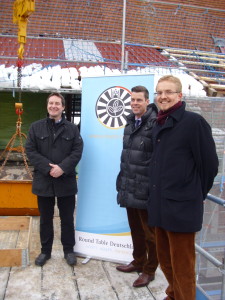Auf den Bildern (von links) Pfarrer Ralf Matthes, Dr. Roland Veh (Präsident Round Table), Dr. Albert Schultz (Tabler)