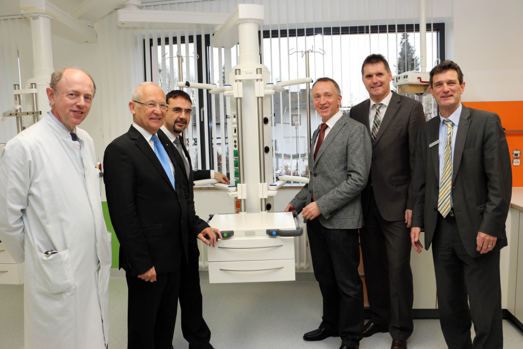  Bei der Eröffnungsfeier vor einem Behandlungsplatz der neuen Kinderintensivstation (von links): Der Ärztliche Klinikdirektor Professor Dr. Albrecht Pfeiffer, Oberbürgermeister Dr. Ivo Holzinger, Landtagsabgeordneter Klaus Holetschek, Chefarzt Professor Dr. Martin Ries, Ministerialdirigent Herwig Heide und Klinikverwaltungsleiter Wolfram Firnhaber. Fotos (3): Häfele/Pressestelle Klinikum Memmingen