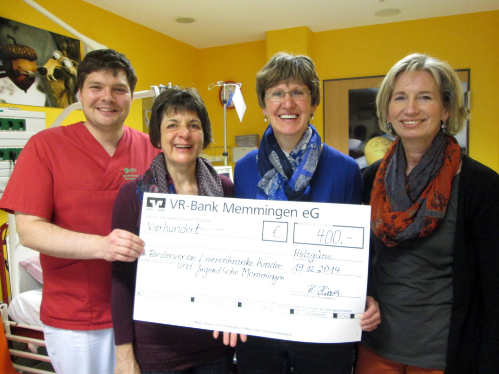 Oberarzt Dr. Tobias Hampel (links) und sein Team freuen sich über die 400-Euro-Spende des Katholischen Frauenbunds Holzgünz-Schwaighausen in Vertretung von (von rechts) Brigitte Stark, Helga Hirsch und Margit Merk. Foto: Klinikum Memmingen