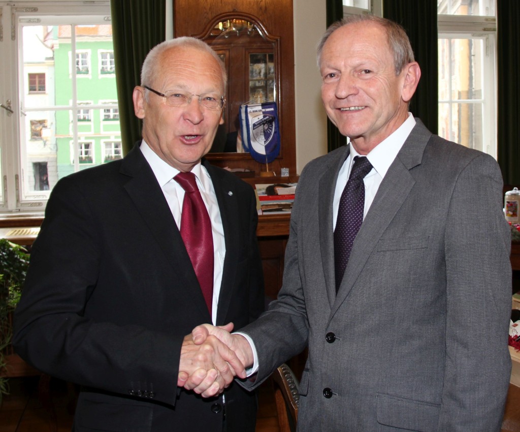 Oberbürgermeister Dr. Ivo Holzinger gratulierte Manfred Mäuerle zu seinem 60. Geburtstag. Foto: Strobel/Pressestelle der Stadt Memmingen.
