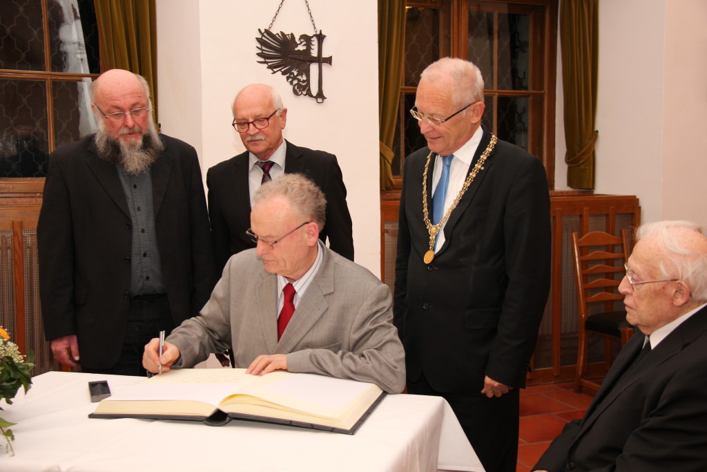Pfarrer Friedrich Schorlemmer trug sich in das Goldene Buch der Stadt ein. Mit auf dem Bild (von links): Der Geschäftsführer des Evangelischen Bildungswerkes Pfarrer Rainer Schunk, Bürgermeister Werner Häring, Oberbürgermeister Dr. Ivo Holzinger und Ehrenbürger Weihbischof Max Ziegelbauer.