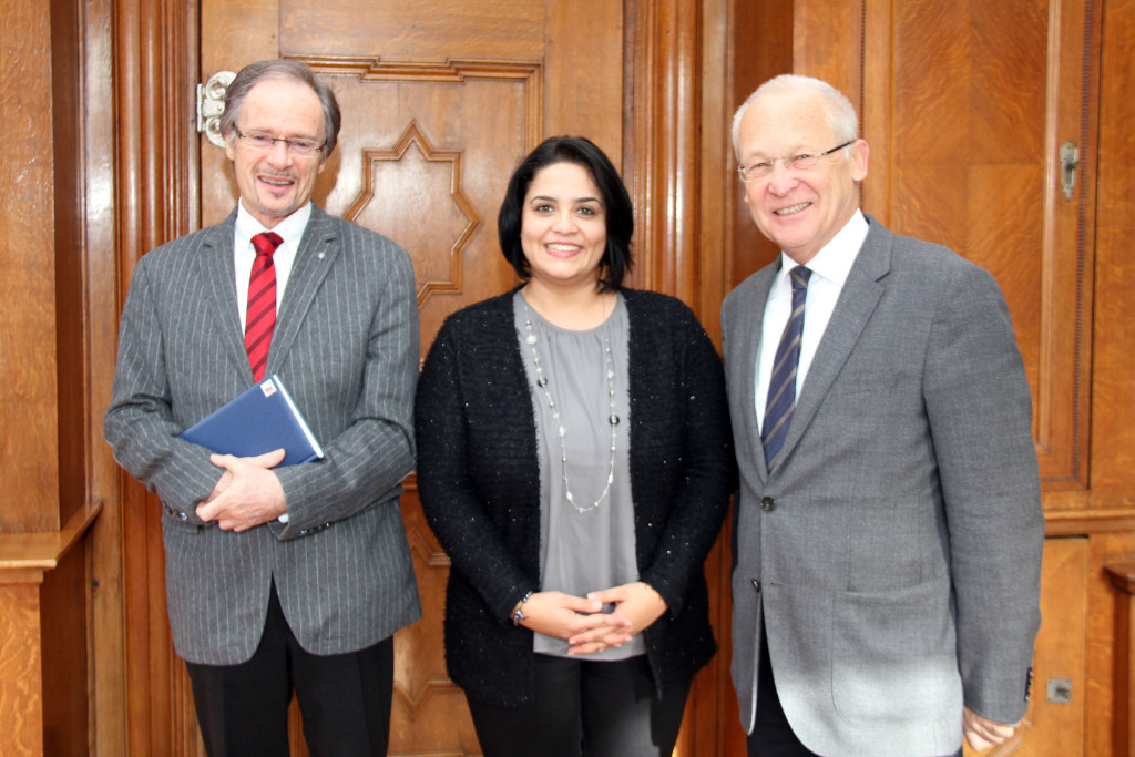 Memmingens Oberbürgermeister Dr. Ivo Holzinger (rechts) begrüßte jetzt im Rathaus die neue Konrektorin der Elsbethenschule, Ilknur Kaynak, zusammen mit ihrem Schulleiter Professor Dr. Peter Chott. Foto: Häfele/Pressestelle Stadt Memmingen 