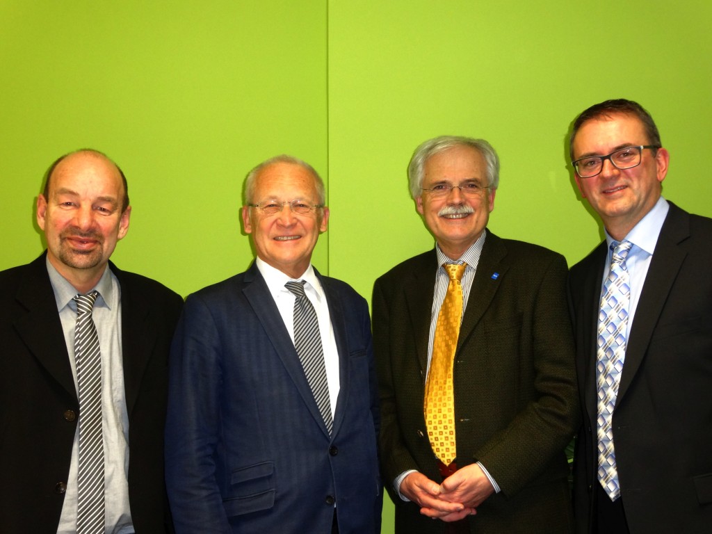 Beim Jubiläumsrückblick: Norbert Schreff, Geschäftsführer des Jobcenters Memmingen (rechts) und sein Stellvertreter Stefan Jüttner (links) mit Oberbürgermeister Dr. Ivo Holzinger und Peter Litzka, Leiter der Agentur für Arbeit Kempten-Memmingen. Foto: Sonnleitner