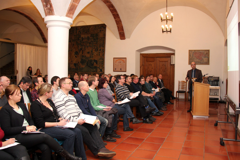  Informierte zahlreiche Vereins- und Trägervertreter über die Umsetzung des neuen Bundeskinderschutzgesetzes: Stadtjugendamtsleiter Jörg Haldenmayr. Foto: Häfele/Pressestelle Stadt Memmingen 
