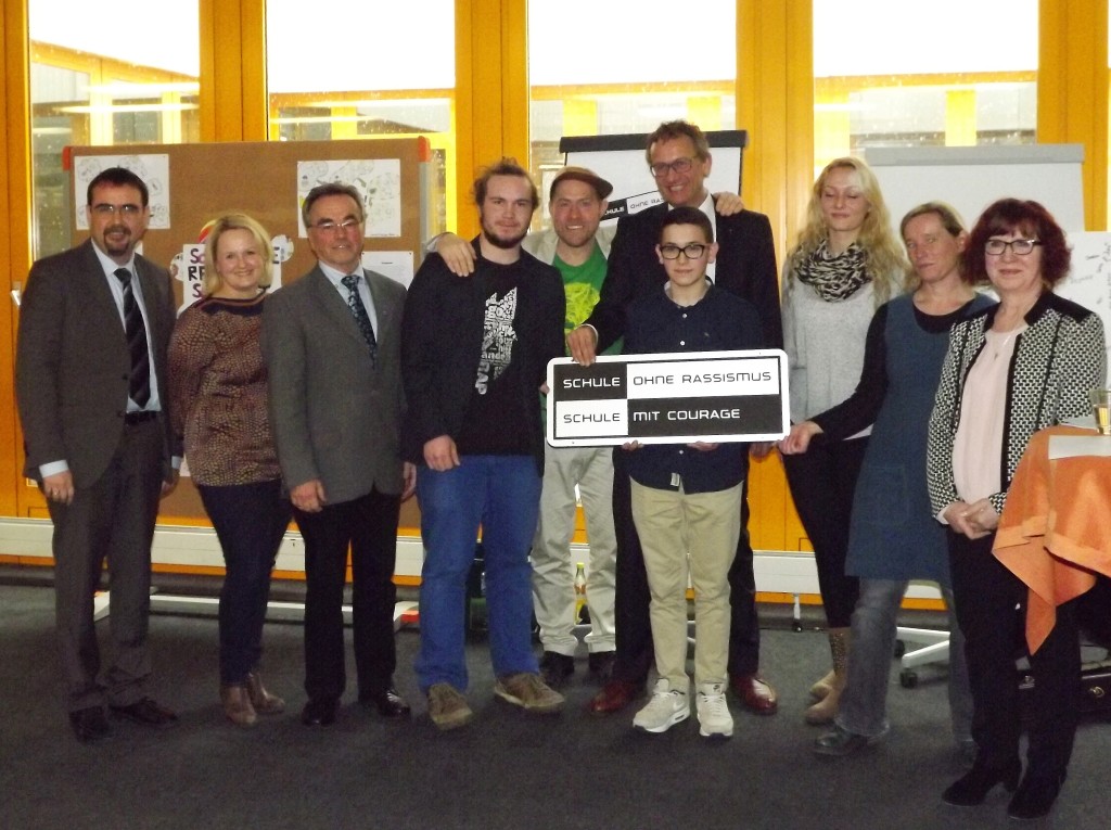 (von links) Landtagsabgeordneter Klaus Holetschek, Vorsitzende des Elternbeirates der Wirtschaftsschulen in Bayern Angela Liboschik, stellvertretender Landrat Helmut Koch, ehemaliger Schülersprecher der SWS David Prexl (Mit-Initiator der Aktion gemeinsam mit dem ebenfalls ehemaligen Schülersprecher Carlos Santos Tavares, steht vorne mit Plakette), Mellow Mark Pate der Aktion, Schulleiter OStD. Günther Schuster, amtierende Schülersprecherin Caro Steinhauer, Bildungsreferentin Ute Manz, Bürgermeisterin Margareta Böck.
