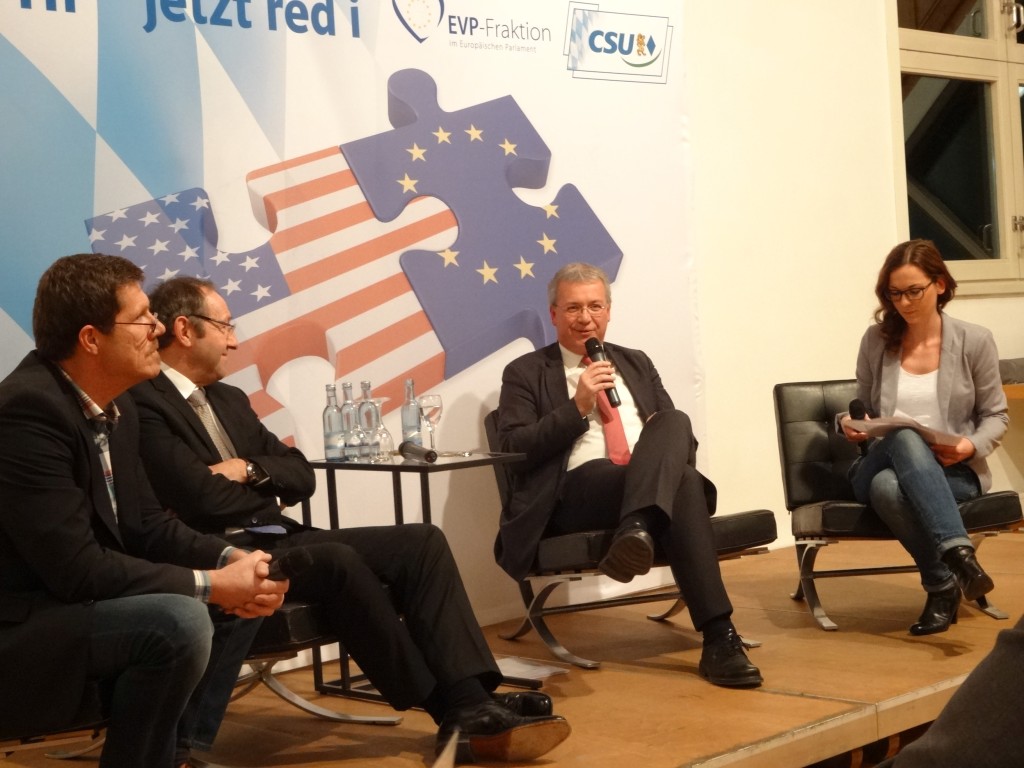 Auf dem Podium diskutierte der Europaabgeordnete Markus Ferber (2.v.l.) mit Christian Feiner, Geschäftsführer von Feiner Media und Hermann Kerler, Vizepräsident der IHK Schwaben (v.l.). Durch den Abend führte Moderatorin Maria Thiele (rechts). Foto: Sonnleitner