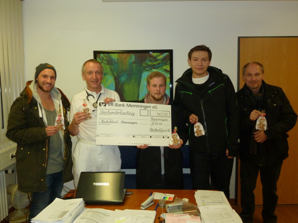 Die Klasse Bäcker 12 des 3.Ausbildungsjahres an der Johann-Bierwirth-Schule: Niklas Grieser, Prof. Dr. Martin Ries, Michael Bieber, Eduard Mitrachow und Fachlehrer Josef Gestle. Foto: privat