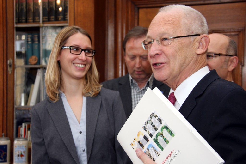 Oberbürgermeister Dr. Ivo Holzinger (rechts) begrüßt die neue Bildungsberaterin Saskia Nitsche (links). Im Hintergrund ist der Wirtschaftsförderer des Landkreises Unterallgäu, Erwin Marschall (Mitte), sowie der Leiter der Memminger Volkshochschule, Michael Trieb (verdeckt), zu sehen. Foto: Häfele/Pressestelle Stadt Memmingen