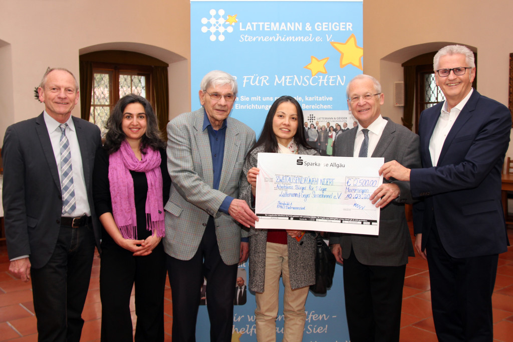 Freuen sich über die 2.500-Euro-Spende der Firma Lattemann & Geiger (rechts: Geschäftsführer Ulrich Geiger): (von links) Sozialreferatsleiter Manfred Mäuerle, Quartiersmanagerin Katrina Dibah-Lavorante, Wolfgang Decker und Huong Lam vom Arbeitskreis der Sozialen Stadt sowie Memmingens Oberbürgermeister Dr. Ivo Holzinger.Foto: Häfele/Pressestelle Stadt Memmingen 
