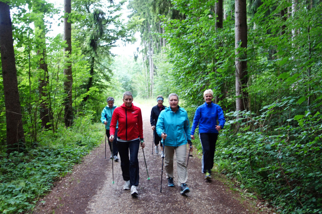 Fachkrankenschwester Petra Schäfer vom Klinikum Memmingen (rechts) mit Krebspatientinnen beim Walken.                             Foto: Klinikum Memmingen  