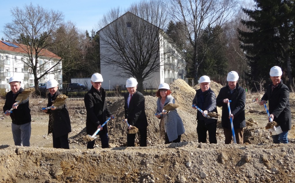 Beim Spatensich von links: Uwe Rohrbeck (CRB), Wolfgang Courage (CRB), Architekt Helmut Schedel, Oberbürgermeister Dr. Ivo Holzinger, Bürgermeisterin Margareta Böckh, Werner Häring (SPD), Dr. Hans-Martin Steiger (SPD), Herbert Maier Firma „Baumeister Herbert Maier Bau GmbH".