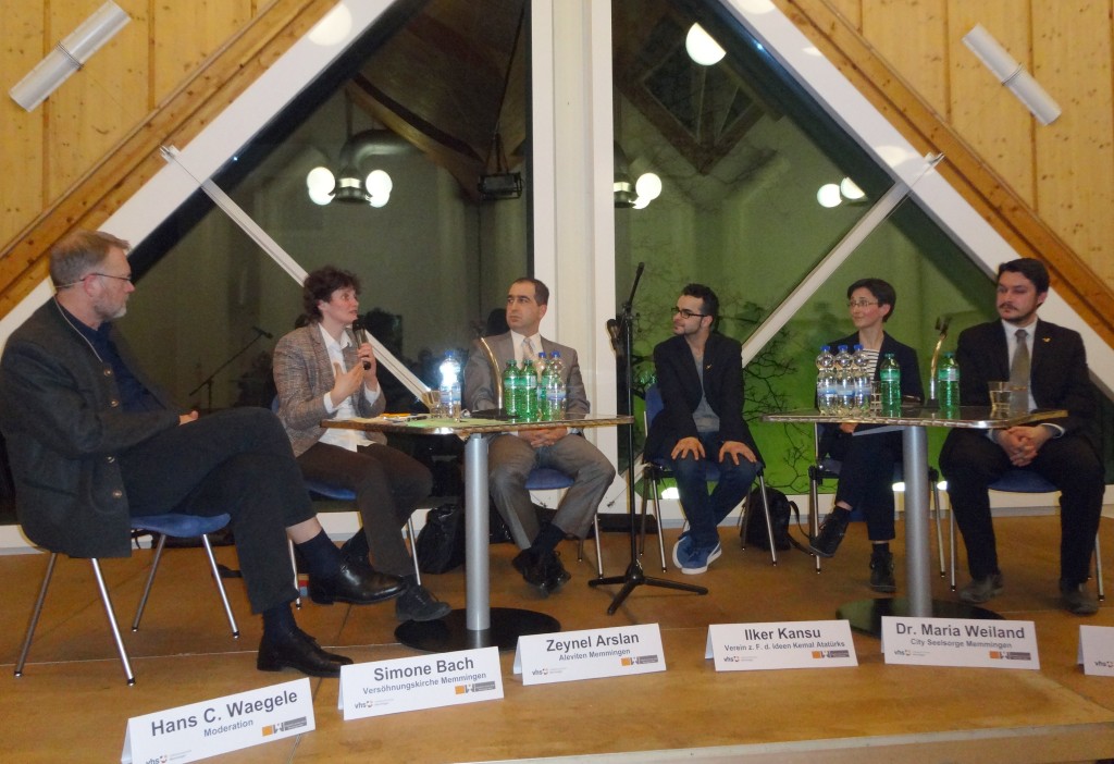 Als Vertreter von Christen, Muslime und Aleviten diskutierten Simone Bach (Versöhnungskirche Memmingen), Zeynel Aslan (Aleviten Memmingen), Ilker Kansu (Verein zur Förderung der Ideen Kemal Atatürks), Dr. Maria Weiland (City Seelsorge Memmingen) und Aykan Inan (Landesverband DITIB) im kleinen Saal der Stadthalle über Religion, Gesellschaft und wie vor Ort ein friedliches Zusammenleben auf Dauer möglich ist. Fotos: Sonnleitner