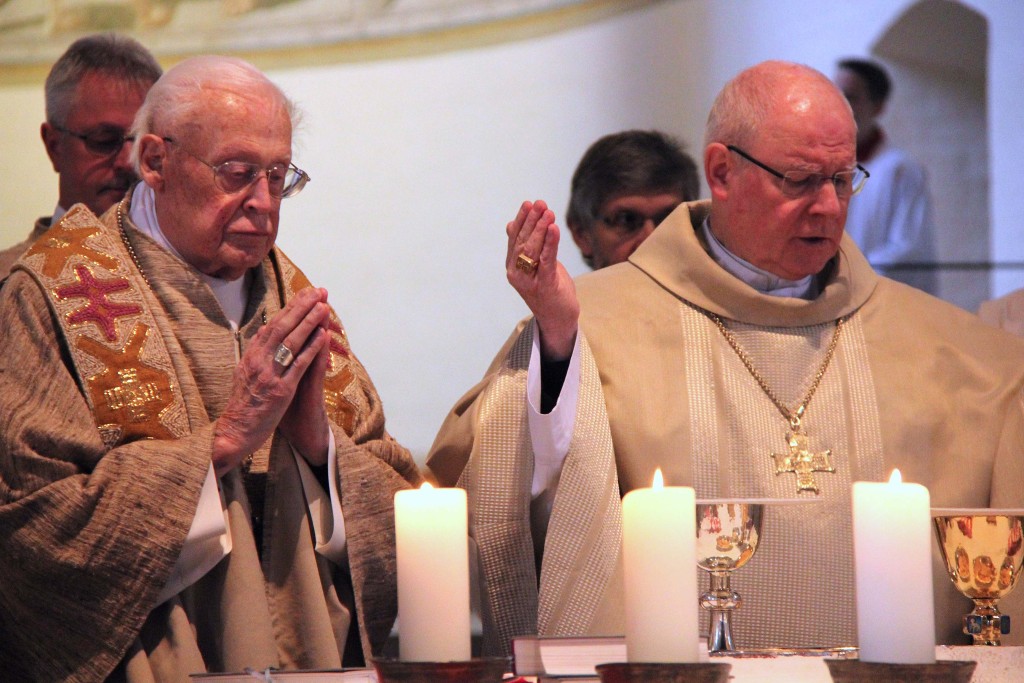 Gemeinsam feiern sie die Heilige Messe (von links): Weihbischof Max Ziegelbauer und Bischof Konrad Zdarsa