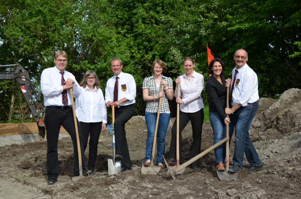 Die Vorstandschaft der DLRG Memmingen/Unterallgäu beim symbolischen Spatenstich. Tobias Weimer, Gudrun Wassermann, Sven Tederahn, Lena Schöne, Stephanie Sprick, Anja Tederahn und Anton Wiedergrün (v.l.n.r.). Foto: privat