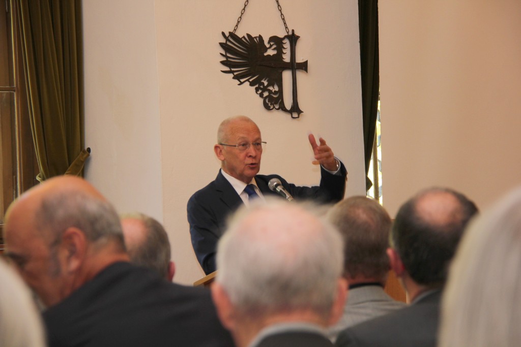 Oberbürgermeister Dr. Ivo Holzinger informiert die Senioren über die aktuelle Entwicklung der Stadt Memmingen. Foto: Broß/Pressestelle der Stadt Memmingen.