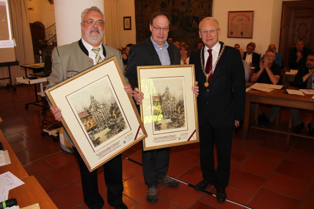 Für 25 Jahre Engagement im Stadtrat Memmingen überreichte Oberbürgermeister Dr. Ivo Holzinger (von rechts nach links) Dr. Hans-Martin Steiger und Edmund Güttler den „Kasimir“, eine nach ihrem Künstler benannte Radierung des Memminger Rathauses. Fotos: Pressestelle der Stadt Memmingen