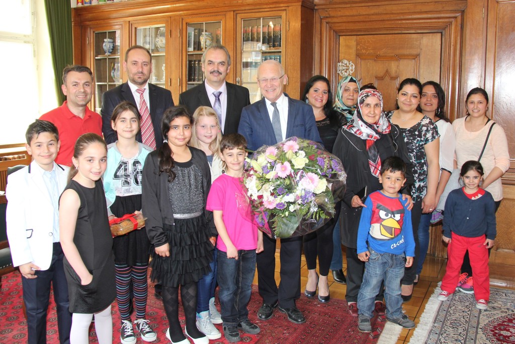 Oberbürgermeister Dr. Ivo Holzinger umringt von Kindern und Mitgliedern des türkischen Elternbeirates der Stadt Memmingen. Links neben dem Oberbürgermeister (v.re.) Lehrer Abdulla Duman und Elternbeiratsvorsitzender Emre Sensoy. (Foto: Mayer/Pressestelle Stadt Memmingen)