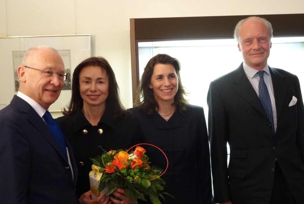 BU: Fiona Zavanelli mit ihrer Tochter Carlotta Newbury und Dr. Fabian Stein, der den Kauf vermittelt hatte