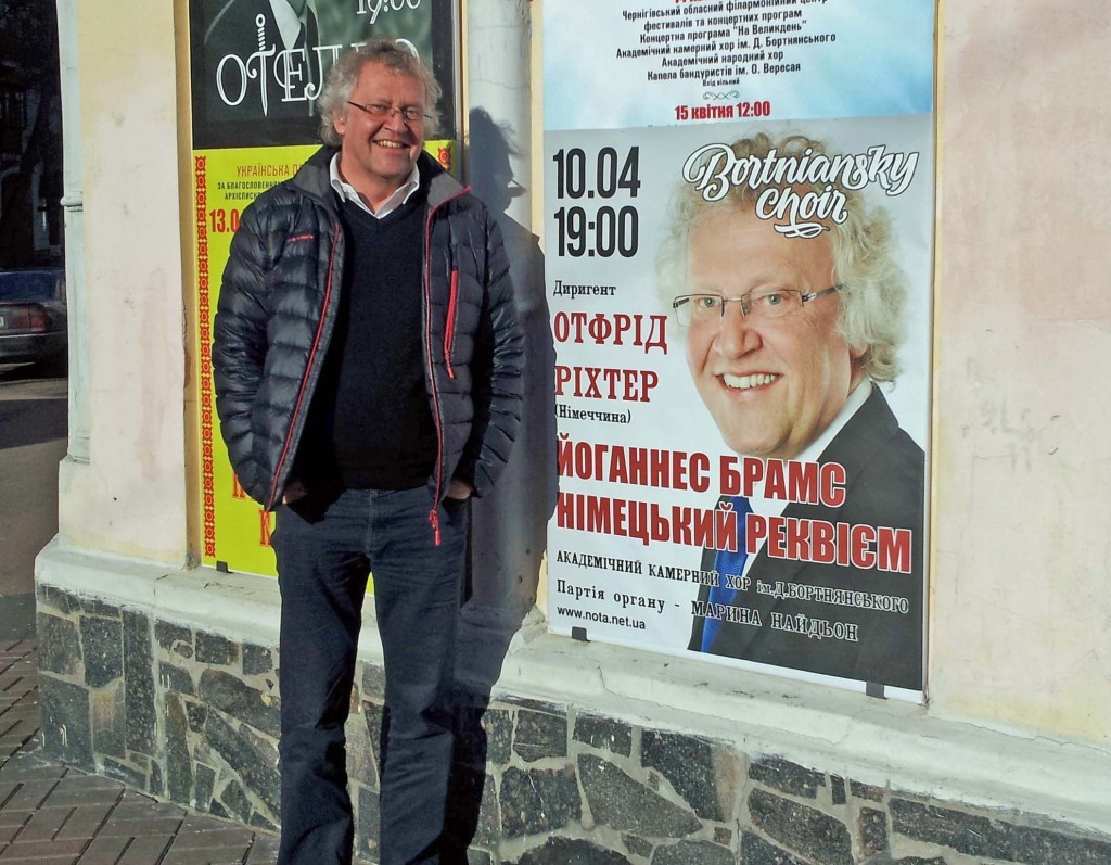 Otfried Richter in Tschernigiv: Ein Plakat wirbt für ein Konzert des Bortnjans’kij Kammerchors mit dem Memminger Musikschulleiter als Gastdirigenten