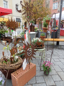 bu Neben Blumen wird auch Kunsthandwerk angeboten.