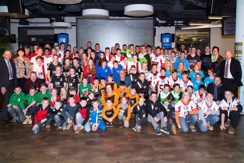 seit 2003 belohnen die Lechwerke erfolgreiche Jugendsportmannschaften aus der Region mit neuen Trikots Dabei kommt es vor allem auf die kreative Umsetzung an: Je origineller und peppiger ein Team seine Bewerbung gestaltet, desto besser sind die Gewinnchancen. LEW/Bleier