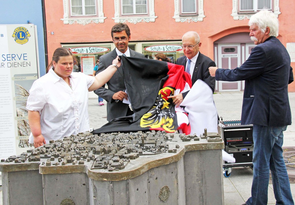 Das neue Stadtmodell wurde auf dem Weinmarkt feierlich enthüllt (von links): Yvonne Burkhardt, Lions-Präsident Dr. Reinhard Kössinger, Oberbürgermeister Dr. Ivo Holzinger und Bildhauer Egbert Broerken (Fotos: Alexandra Wehr/Pressestelle der Stadt).